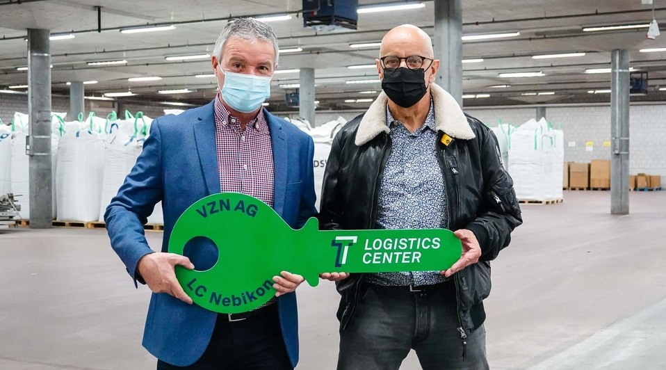 Schlüsselübergabe im Logistics Center Nebikon